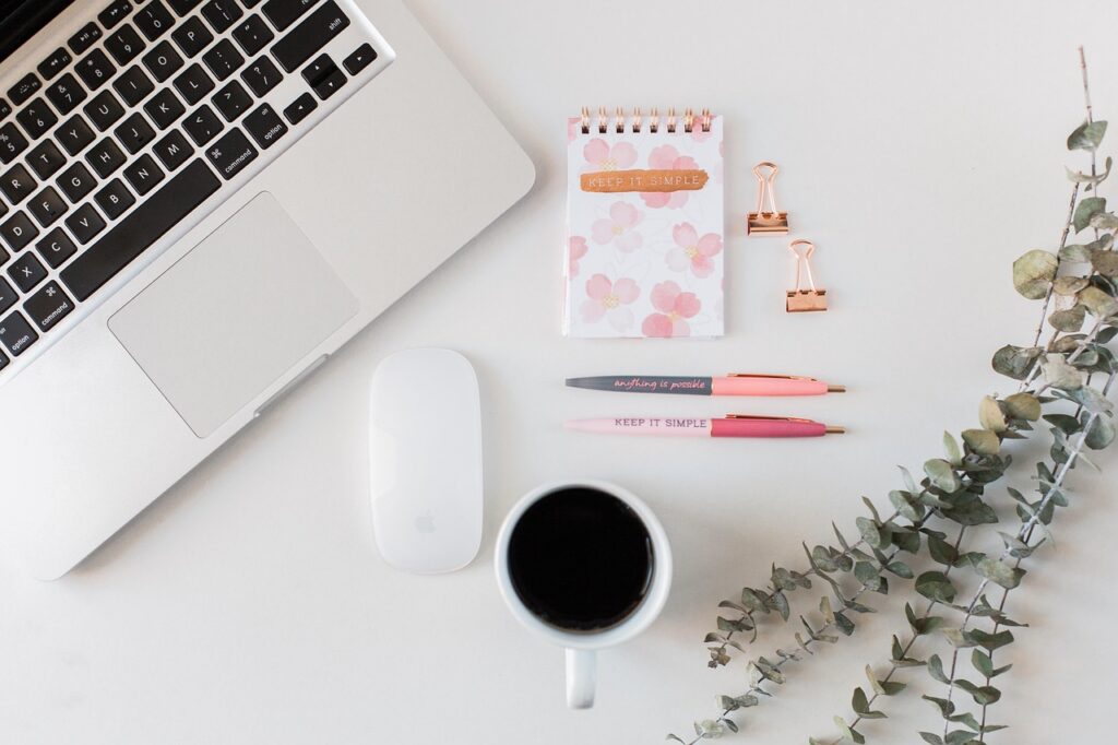 https://pixabay.com/photos/computer-office-laptop-desk-4484282/